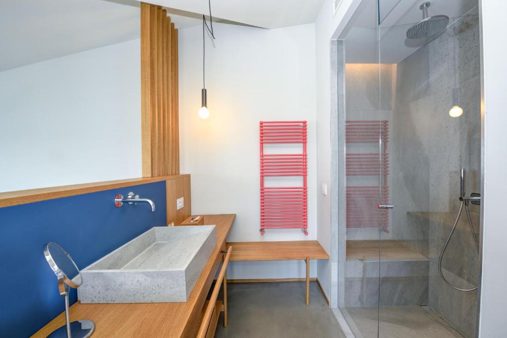 une salle de bain avec un lavabo et une douche dans l'établissement Hotel Flaminia, à Sirmione