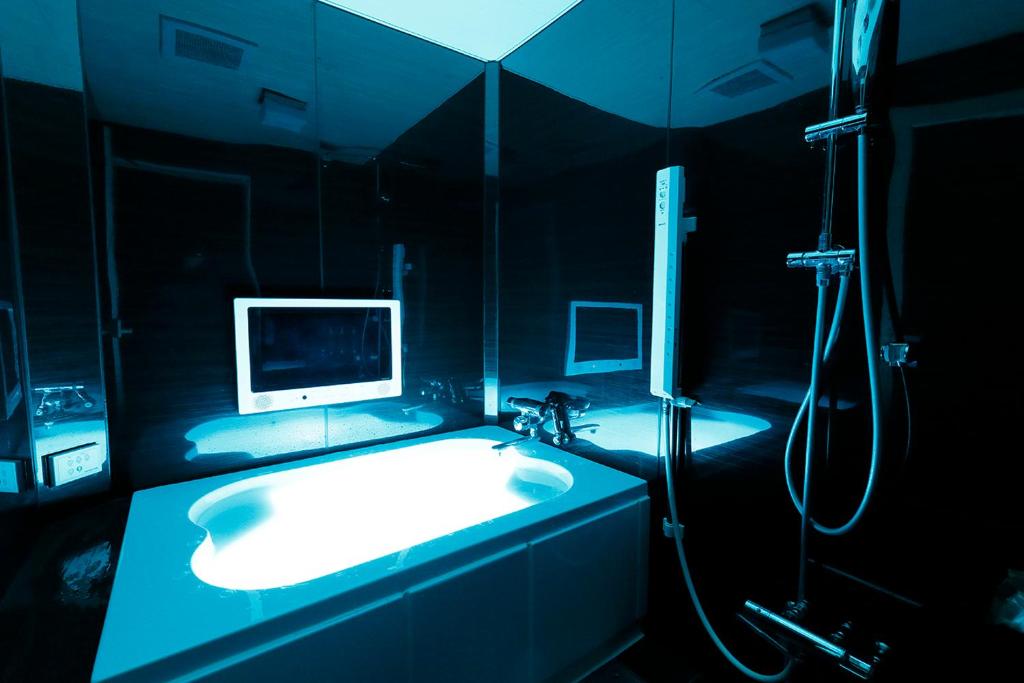 La salle de bains est pourvue d'un lavabo et d'un ordinateur. dans l'établissement 555MOTEL SHONAN, à Fujisawa 22 autres photos