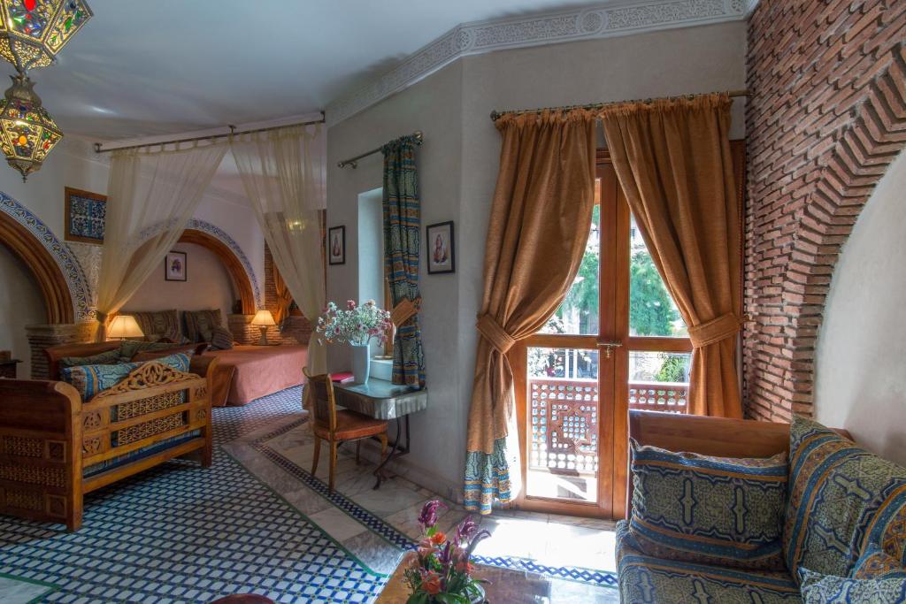 une chambre avec un lit et une fenêtre dans l'établissement Riad Palais Sebban, à Marrakech
