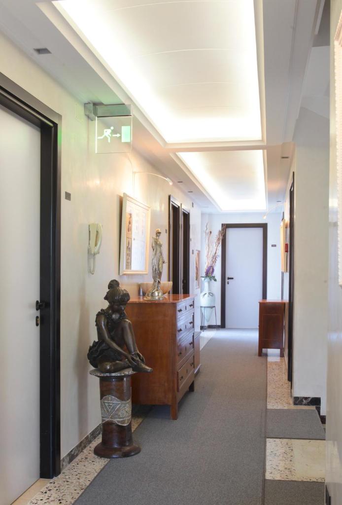 - un couloir avec un bureau et une commode dans la chambre dans l'établissement Nautilus, à Riccione 25 autres photos