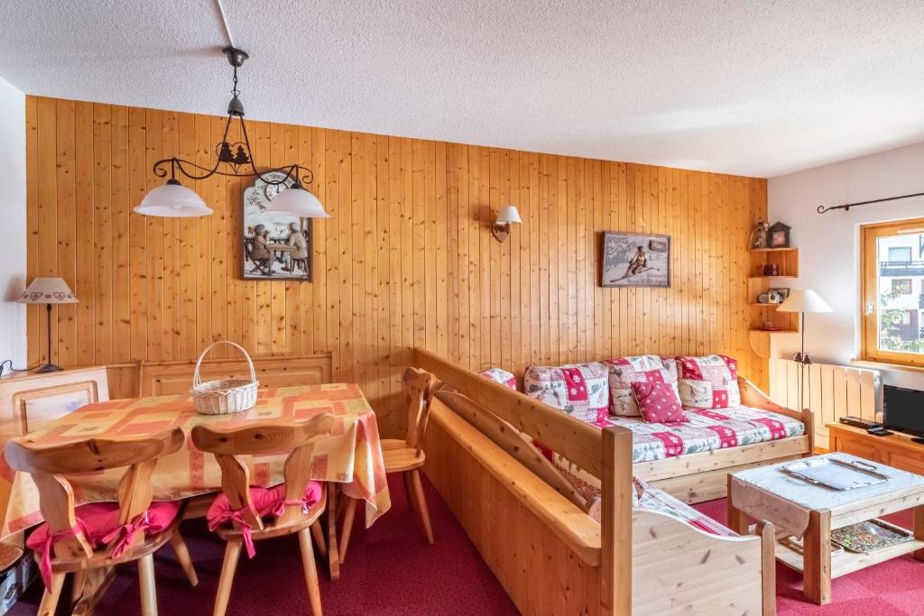 - une chambre avec une table, un lit, une table et des chaises dans l'établissement LUMINEUX Cocon avec BALCON et vue sur la Vallée, à Courchevel