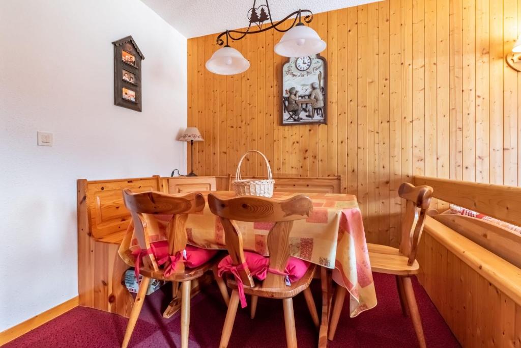une salle à manger avec une table et des chaises dans l'établissement LUMINEUX Cocon avec BALCON et vue sur la Vallée, à Courchevel