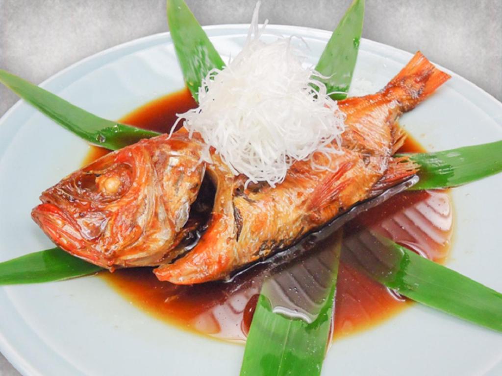 une plaque de nourriture contenant du poisson et du riz dans l'établissement LiVEMAX RESORT Jogasaki Kaigan, à Itō 65 autres photos