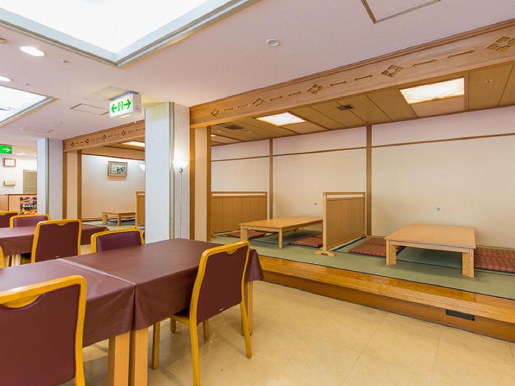 une salle à manger avec une table et des chaises dans l'établissement LiVEMAX RESORT Kaga Yamashiro, à Kaga 112 autres photos