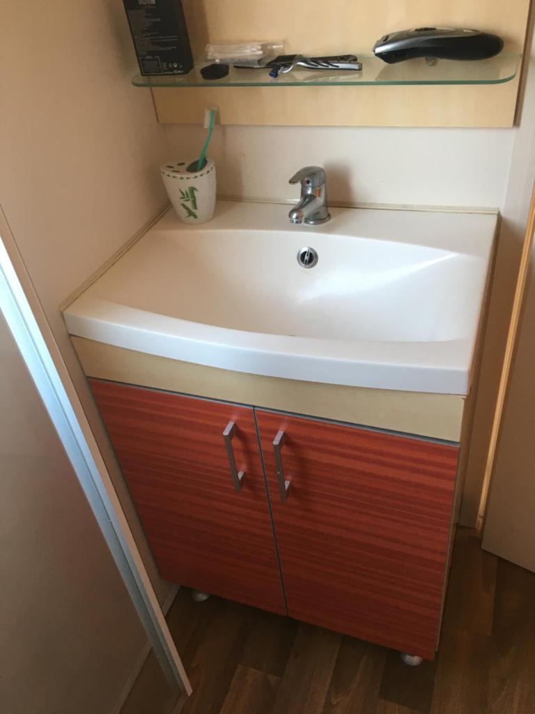 - un lavabo dans une petite salle de bains avec un comptoir dans l'établissement Camping Novella MH12, à Port-la-Nouvelle