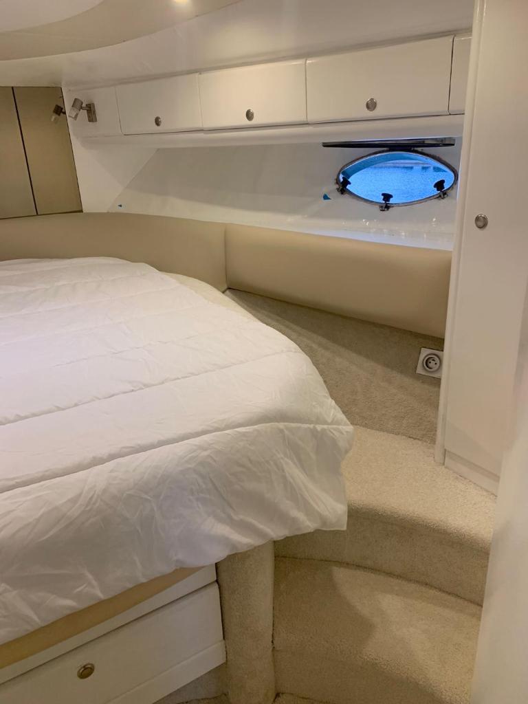 une chambre avec un lit et une télévision au mur dans l'établissement Yacht 17M Cannes Croisette Port Canto,3 Ch,clim,tv, à Cannes