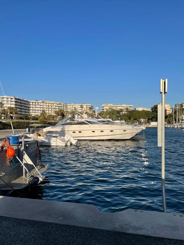 Quelques bateaux amarrés dans un port dans l'établissement Yacht 17M Cannes Croisette Port Canto,3 Ch,clim,tv, à Cannes