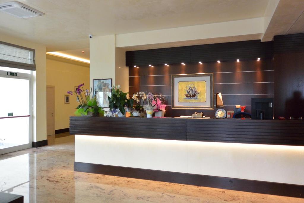 un hall avec une réception et un comptoir dans l'établissement Hotel Columbus, à Lignano Sabbiadoro 116 autres photos