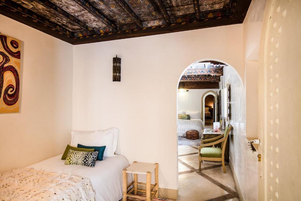 - une chambre avec un lit et une porte voûtée dans l'établissement Riad Le Rihani, à Marrakech 37 autres photos