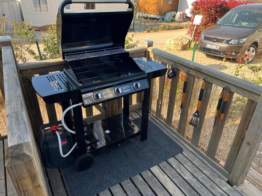 - un barbecue sur une terrasse couverte dans l'établissement Joli Mobil-Home de Vacances, Ideal pour les familles, à Rocbaron