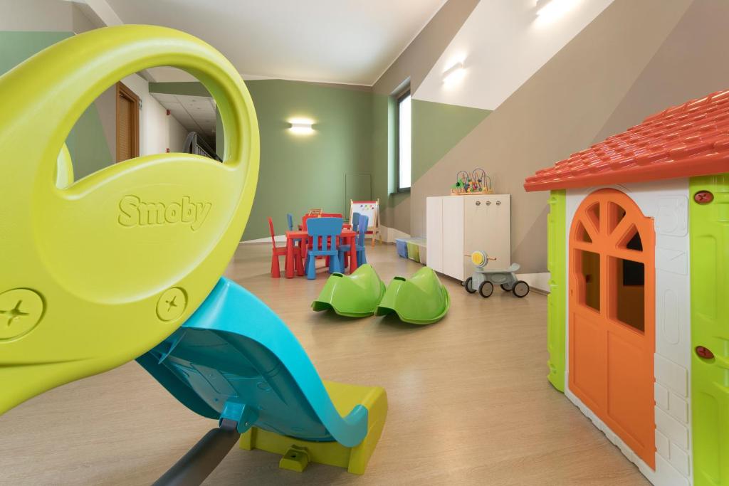 - une salle de jeux pour enfants avec des équipements et des jouets dans l'établissement Hotel Residence Laigueglia free parking, à Laigueglia