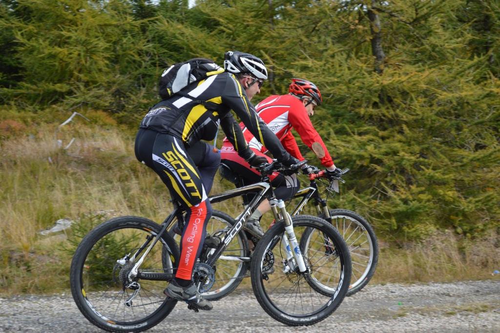 deux hommes à vélo sur un chemin de terre dans l'établissement Camping maeva Escapades Le Casque Roi, à Salavas