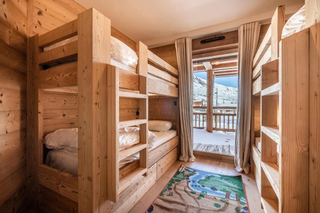 - une chambre dans une cabane en rondins avec des lits superposés dans l'établissement Apartment Sipo Alpe D'Huez - by EMERALD STAY, à L'Alpe-d'Huez
