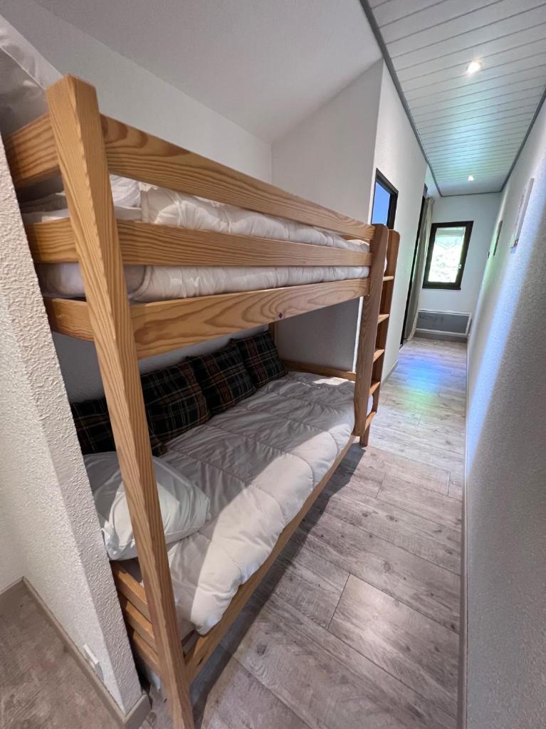quelques lits superposés dans une chambre dans l'établissement les cristallines, à Le Lioran