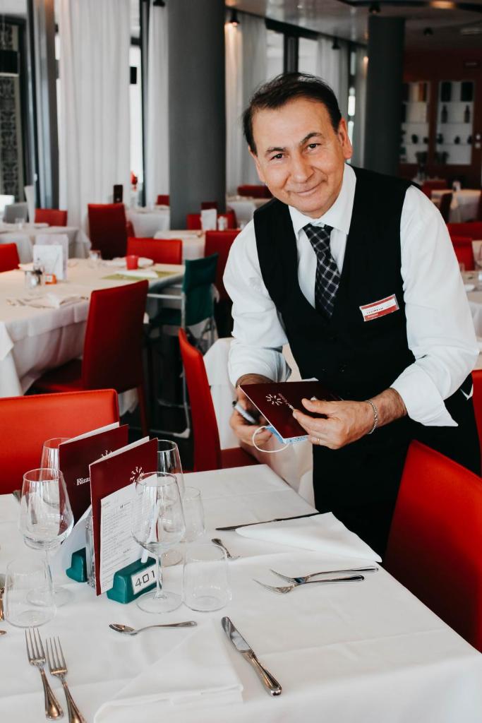 un homme assis à une table dans un restaurant dans l'établissement Hotel Adlon, à Lido di Jesolo 107 autres photos