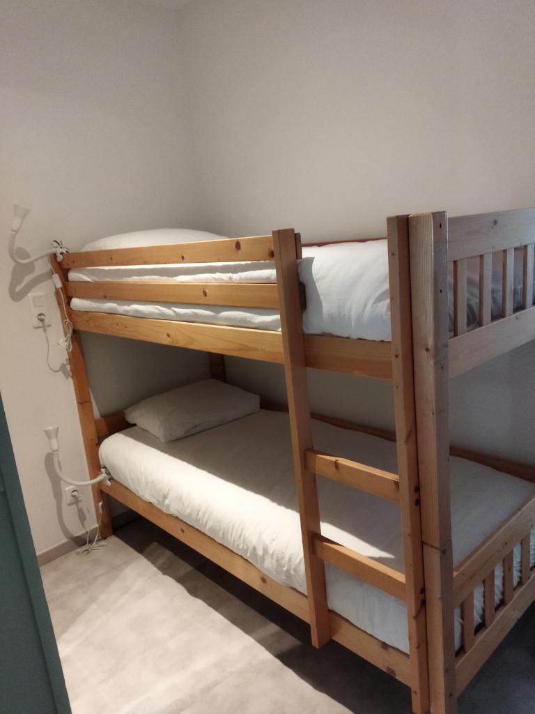 quelques lits superposés dans une chambre dans l'établissement Résidence Maurice, à Ax-les-Thermes