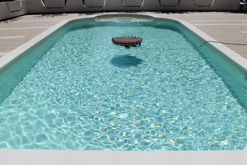 - une piscine avec un jouet dans l'eau dans l'établissement Hotel Corallo, à Villapiana