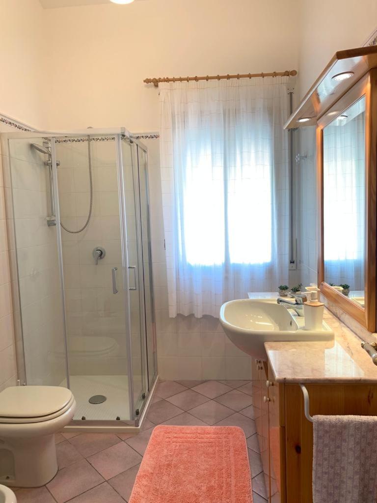 une salle de bain avec une douche, des toilettes et un lavabo dans l'établissement Villa Cycas Costamante, à Castellammare del Golfo