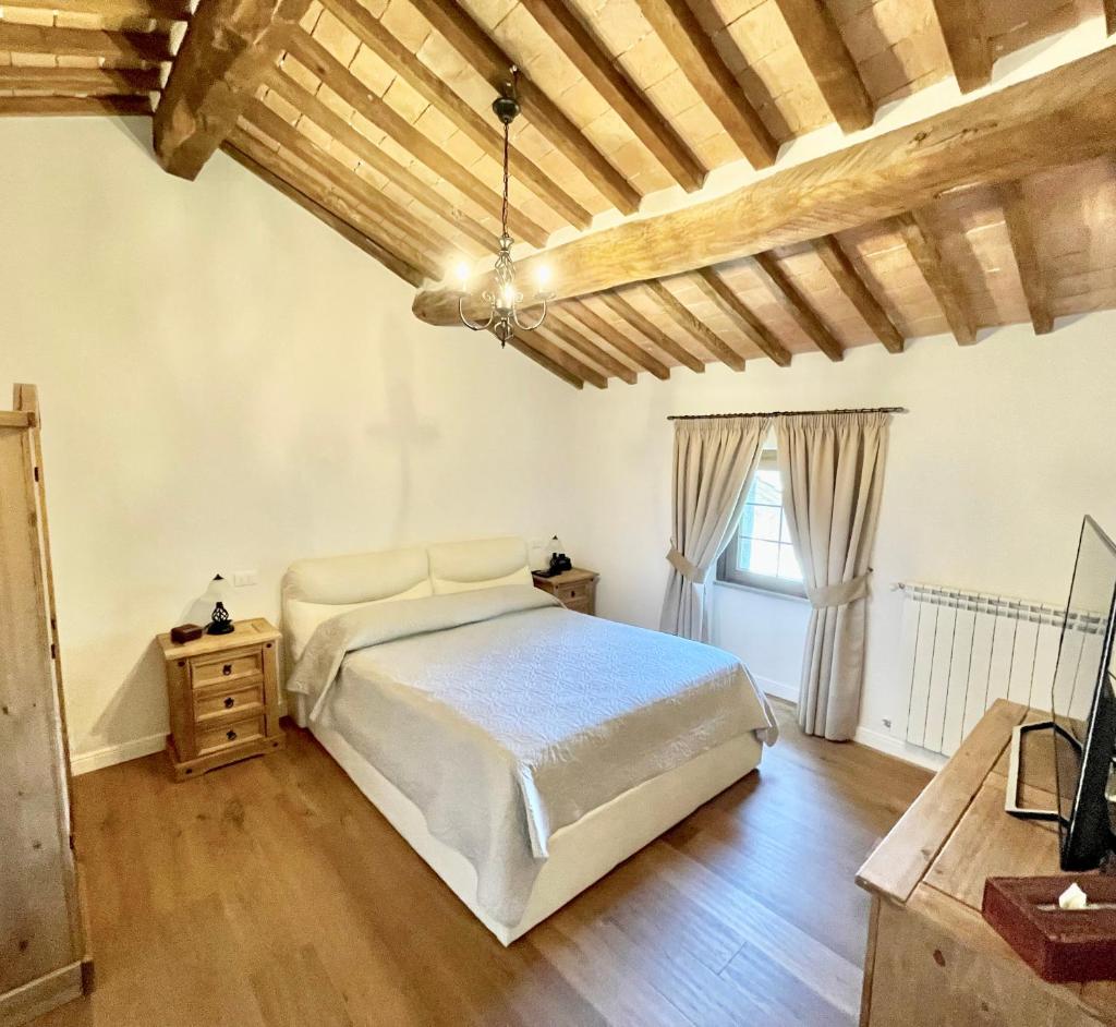 une chambre avec un lit et un parquet dans l'établissement Villa Podere Del Grasso, à Castel del Piano