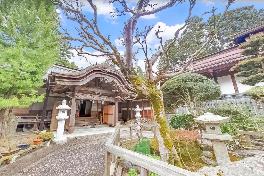 une maison avec un arbre devant dans l'établissement 高野山 宿坊 大明王院 -Koyasan Shukubo Daimyououin-, à Koyasan
