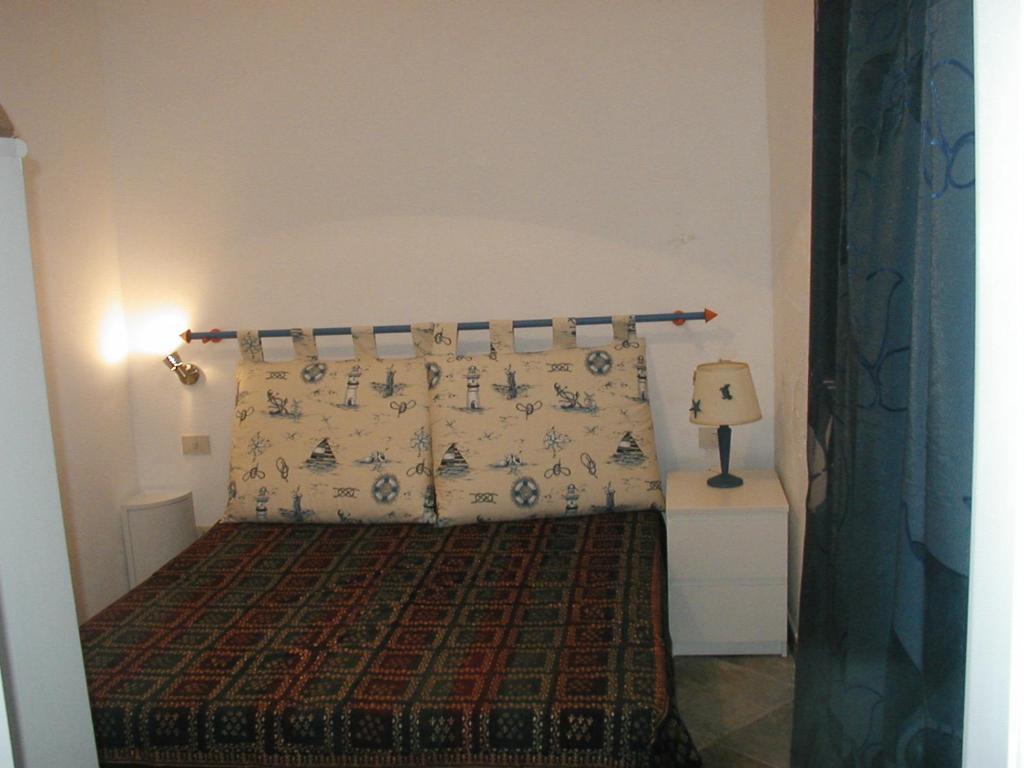- une chambre avec un lit doté d'une tête de lit à motifs dans l'établissement Villa alle Eolie nello splendido Villaggio Lentia, à Vulcano 27 autres photos