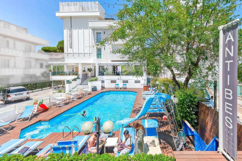 une piscine dans un hôtel avec un complexe dans l'établissement Family Hotel Antibes -50m dal mare -, à Riccione