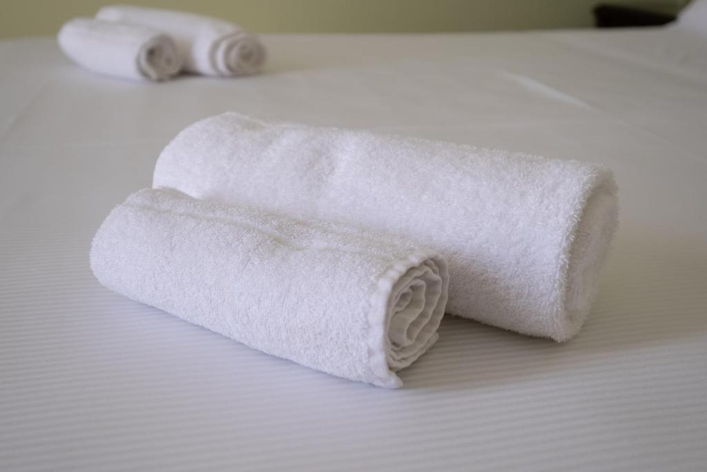 un rouleau de papier toilette blanc sur une table dans l'établissement Hotel Borgo di Ciàula, à Santa Flavia 74 autres photos