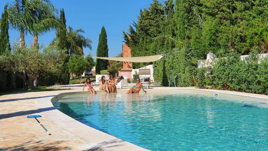 un groupe de personnes jouant dans une piscine dans l'établissement Villa Dammusello, à Marsala
