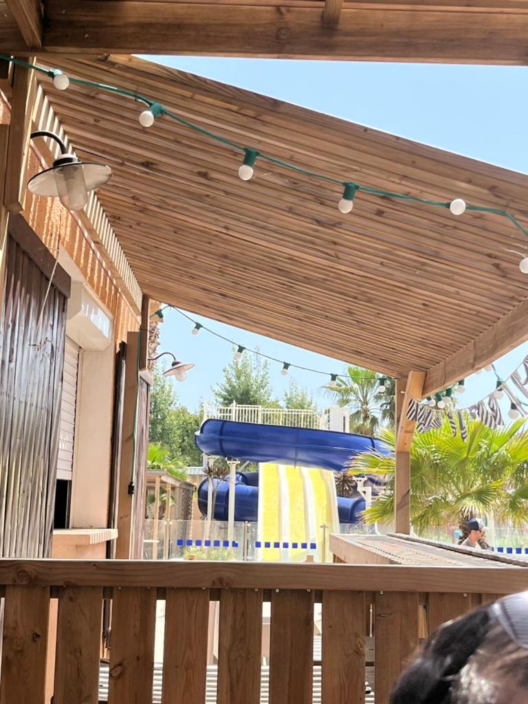 - un kiosque avec toboggan sur une terrasse dans l'établissement Mobile- Home AMIRA, à Valras-Plage