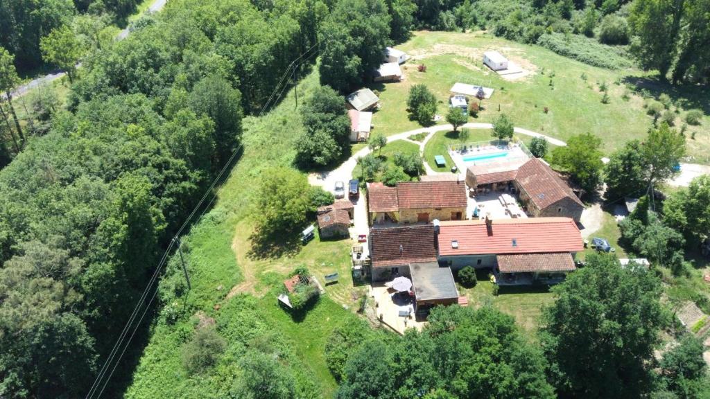 une vue aérienne d'une maison avec une cour dans l'établissement Luxe safarilodgetent met boxspring bedden, à Montcléra 16 autres photos