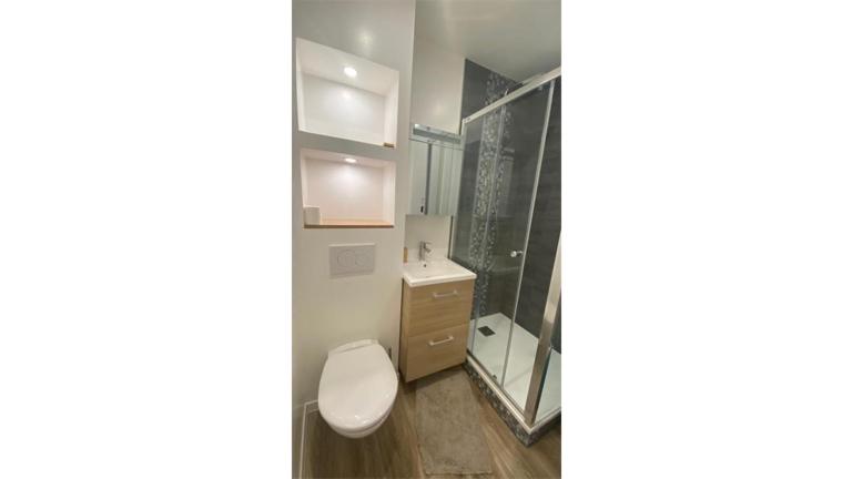 - deux photos d'une salle de bains avec toilettes et lavabo dans l'établissement Lelexine, à Lélex
