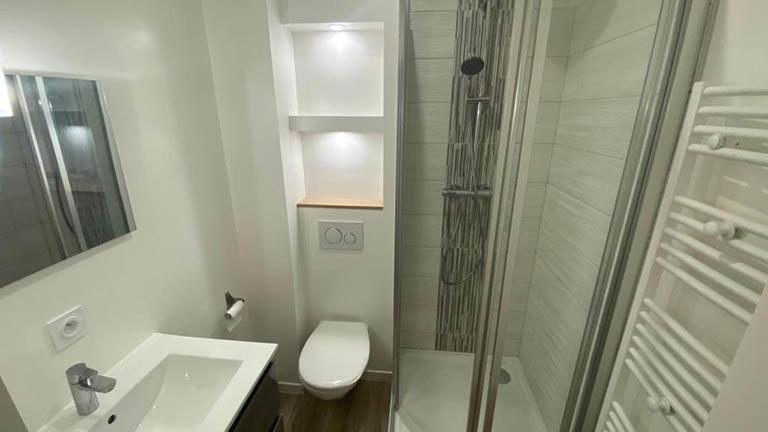 une salle de bain avec une douche, des toilettes et un lavabo dans l'établissement Lelexine, à Lélex 11 autres photos