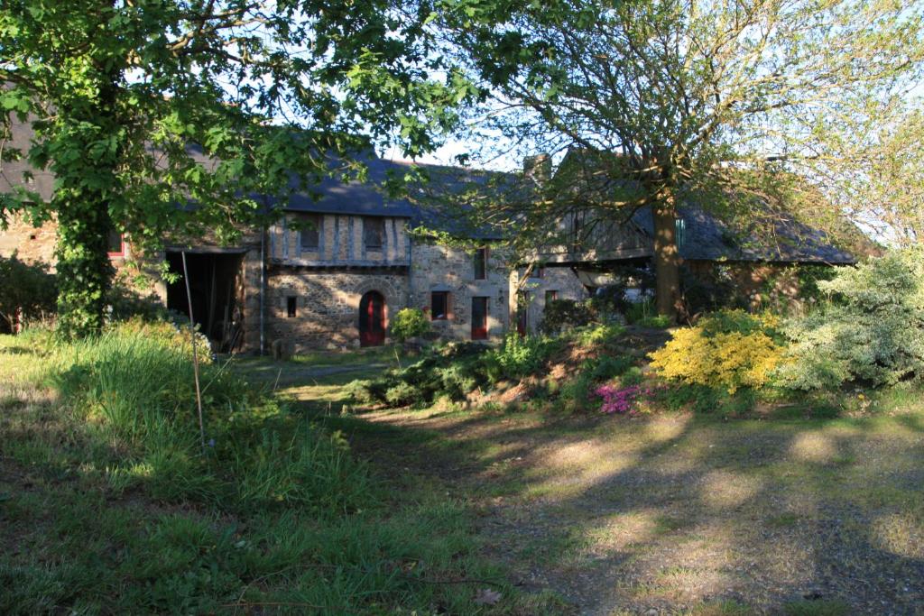 une ancienne maison en pierre au milieu d'une cour dans l'établissement Thipi Khola, à Val Couesnon