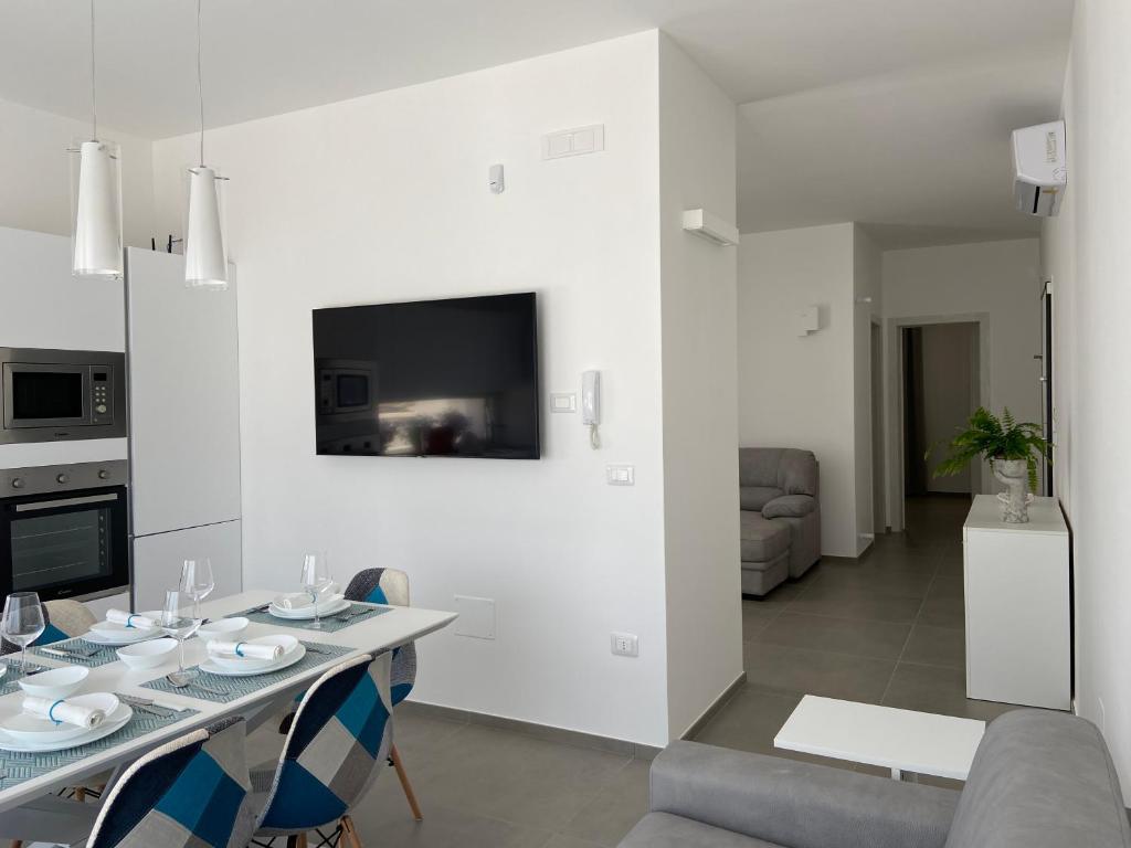 une cuisine et un salon avec une table et des chaises dans l'établissement Abate Filippo apartment, à Nardò