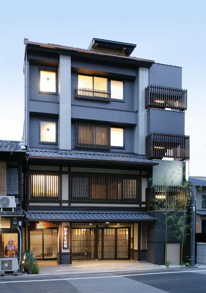 un immeuble avec une façade noire dans l'établissement Matsubaya Ryokan, à Kyoto