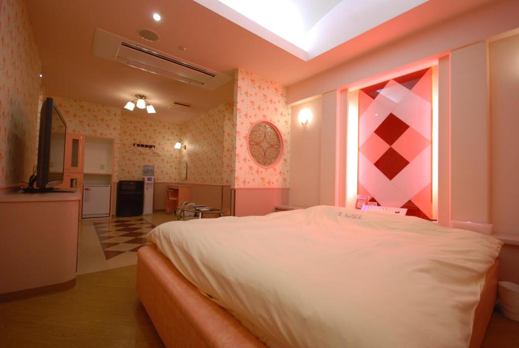 une chambre avec un grand lit blanc et une cuisine dans l'établissement HOTEL WiLL EX 大高 レジャーホテル, à Nagoya 49 autres photos