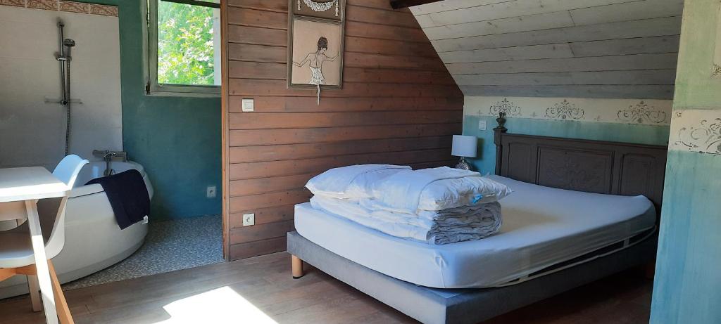 Cette petite chambre comprend un lit et une baignoire. dans l'établissement Gite Kergroix en Carnac, à Carnac