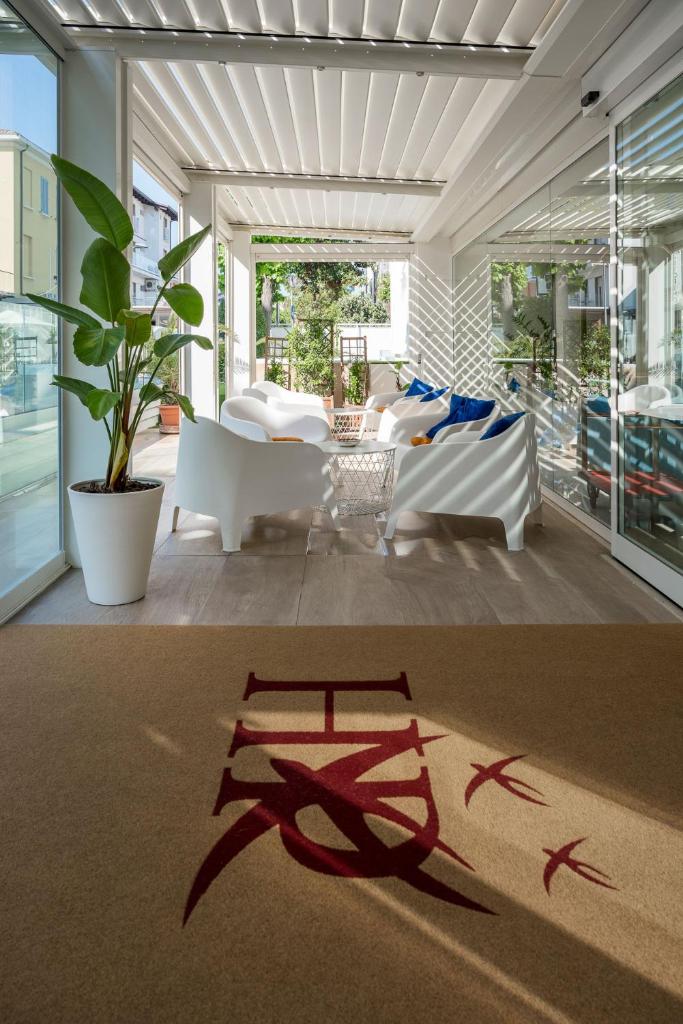 un salon avec un canapé et une table dans l'établissement Hotel Rondinella e Viola, à Rimini