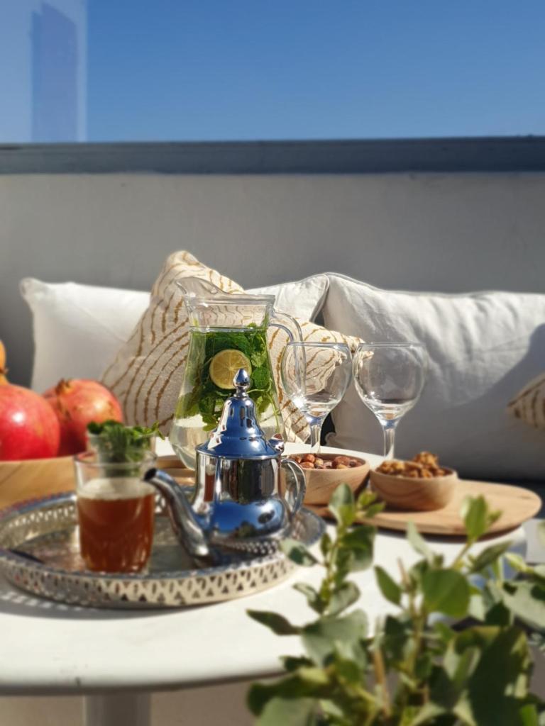 - une table avec une bouilloire et des verres dans l'établissement Dar Les Sirènes, à Essaouira