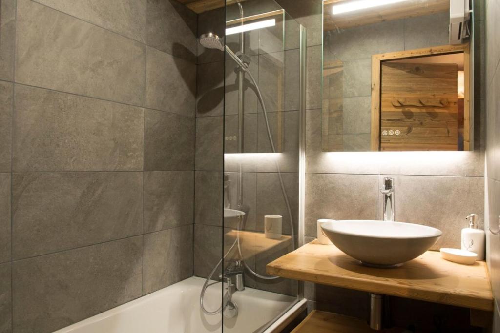 une salle de bain avec un lavabo et une douche en verre dans l'établissement Les Brigues - Appartement avec vue sur la montagne et accès aux pistes, à Courchevel