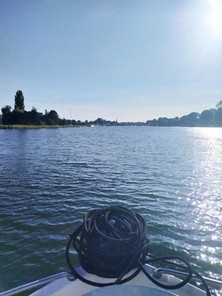 Une corde à l'arrière d'un bateau sur l'eau dans l'établissement Penichette habitable max 4-5 pers terrasse vue sur l'eau ST JEAN DE LOSNE, à Saint-Jean-de-Losne 5 autres photos