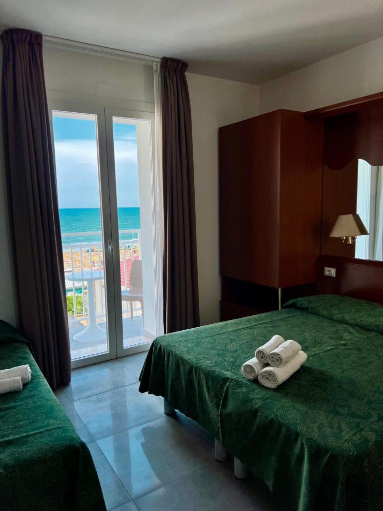 une chambre d'hôtel avec deux lits et vue sur l'océan dans l'établissement Hotel Terramare, à Lido di Jesolo