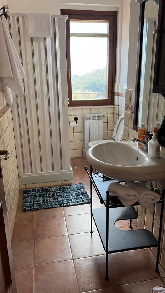 une salle de bain avec une grande baignoire et une fenêtre dans l'établissement Villa Dolce Havana con piscina, à Sperlonga