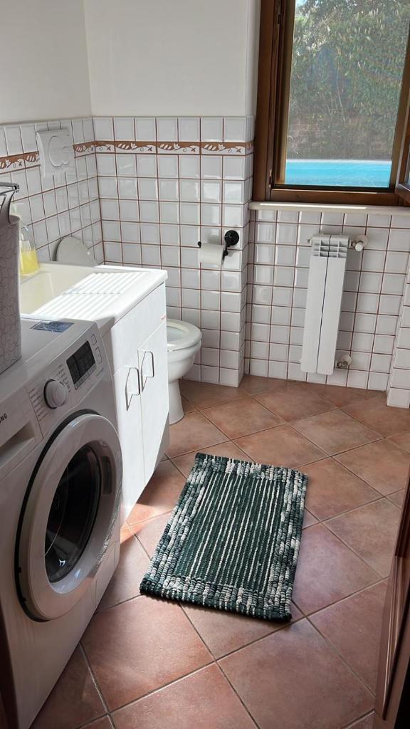La salle de bains est pourvue d'un lave-linge. dans l'établissement Villa Dolce Havana con piscina, à Sperlonga