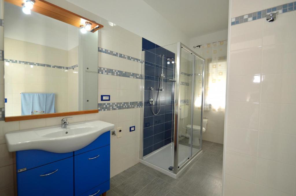 une salle de bain avec un lavabo et une douche dans l'établissement Villa Scampati, à Alcamo Marina