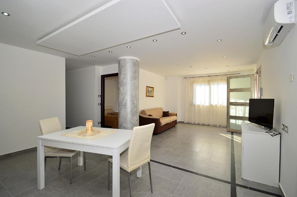 un salon avec une table blanche et un canapé dans l'établissement Villa Scampati, à Alcamo Marina