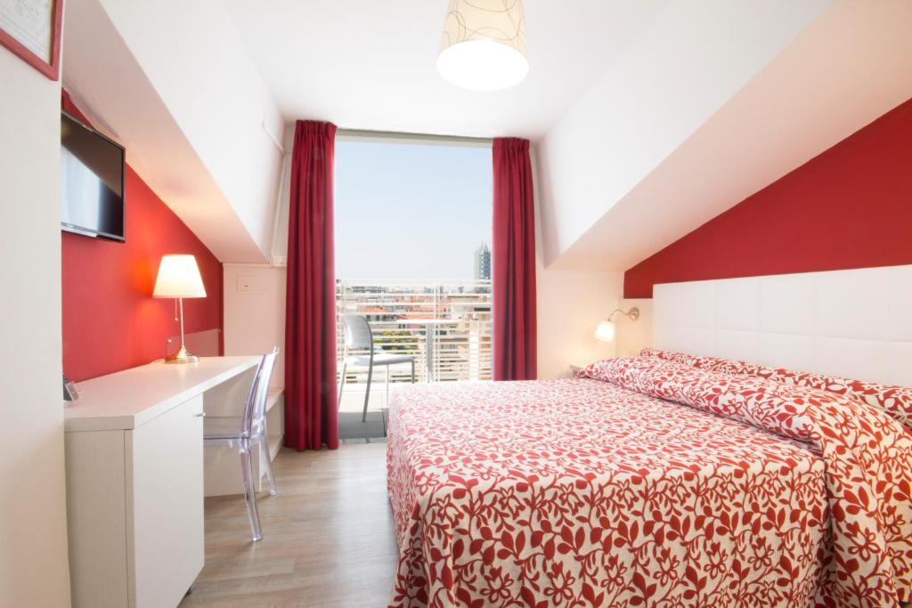 une chambre d'hôtel avec un lit et une fenêtre dans l'établissement Hotel Toledo, à Lido di Jesolo