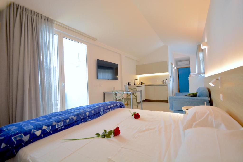 une chambre avec un lit avec deux roses dessus dans l'établissement Prime Blue Suite - Appartamenti con jacuzzi privata, à Riccione 30 autres photos