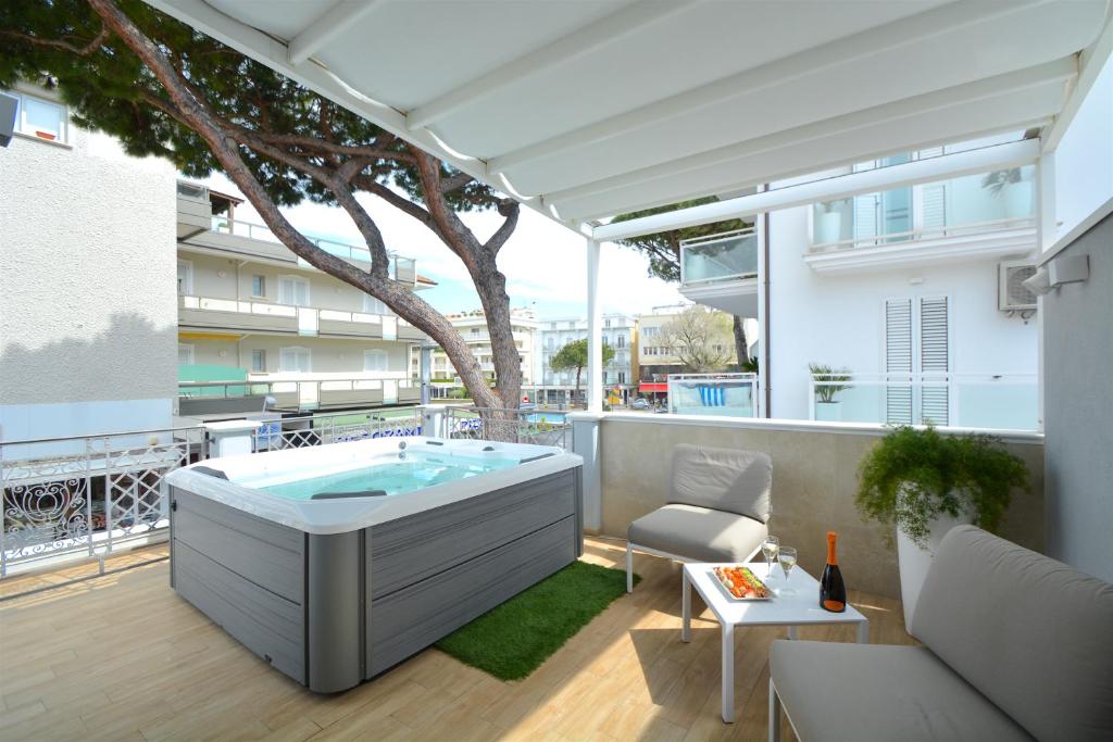 un jacuzzi sur le balcon d'un immeuble dans l'établissement Prime Blue Suite - Appartamenti con jacuzzi privata, à Riccione