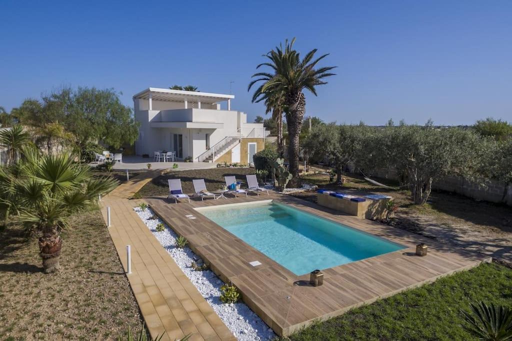 une piscine devant une maison dans l'établissement Le Perseidi Eco Home San Lorenzo, à Reitani